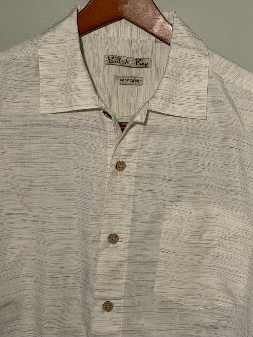 Batik Bay Men’s Short-Sleeve Button-Up Shirt in Light Cream